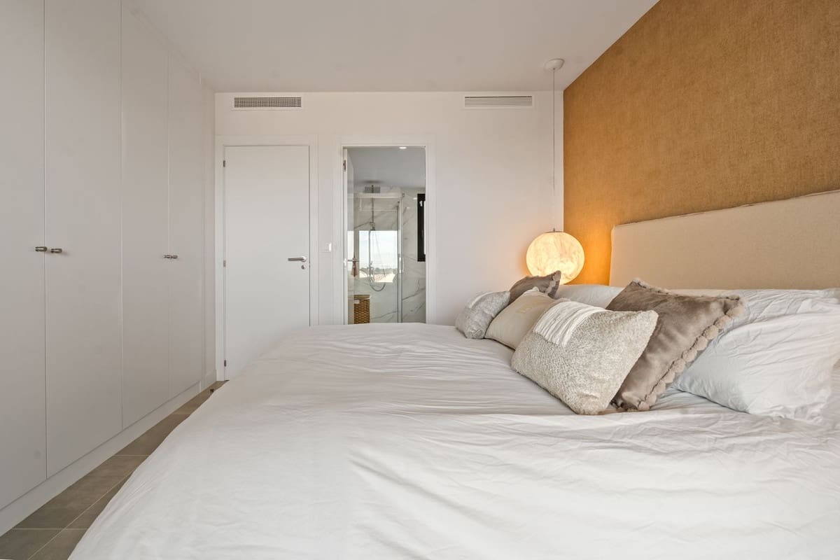 3 sypialnia Penthouse na sprzedaż w Estepona z basenem garażem - 925 000 € (Ref: 9571779)