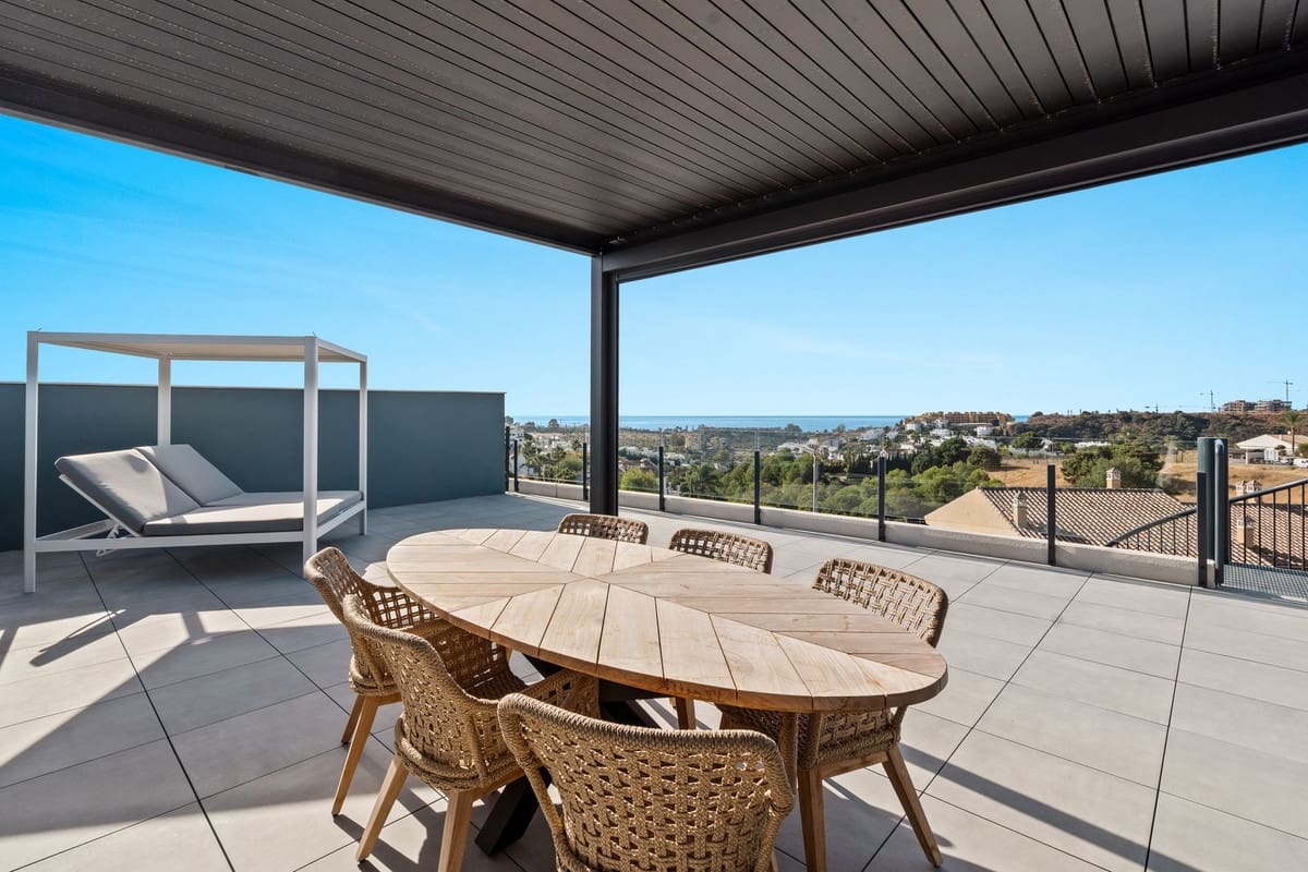 3 sypialnia Penthouse na sprzedaż w Estepona z basenem garażem - 925 000 € (Ref: 9571779)