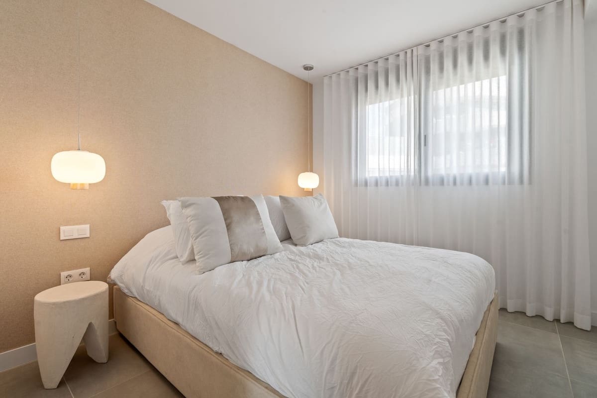 3 sypialnia Penthouse na sprzedaż w Estepona z basenem garażem - 925 000 € (Ref: 9571779)