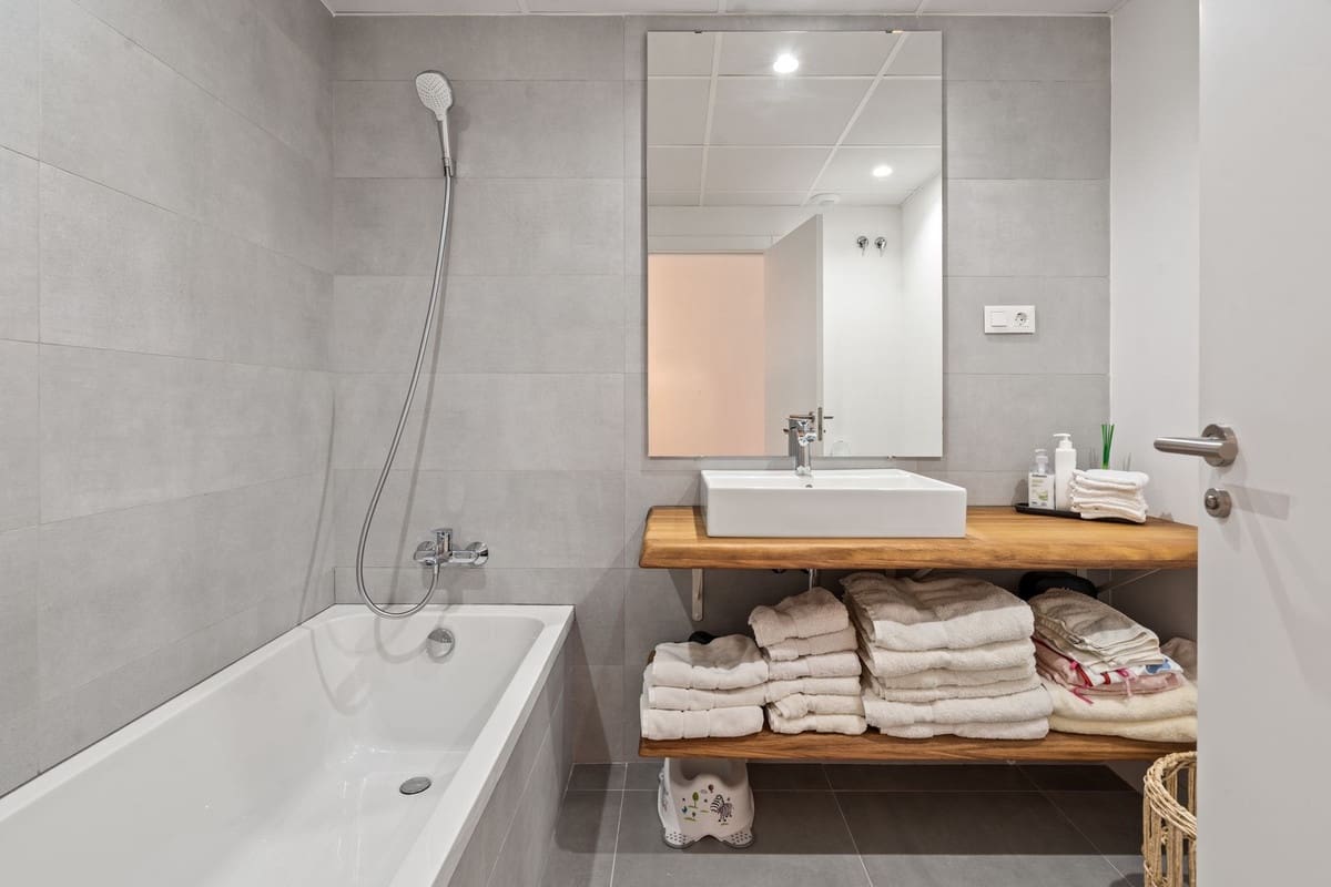 3 sypialnia Penthouse na sprzedaż w Estepona z basenem garażem - 925 000 € (Ref: 9571779)