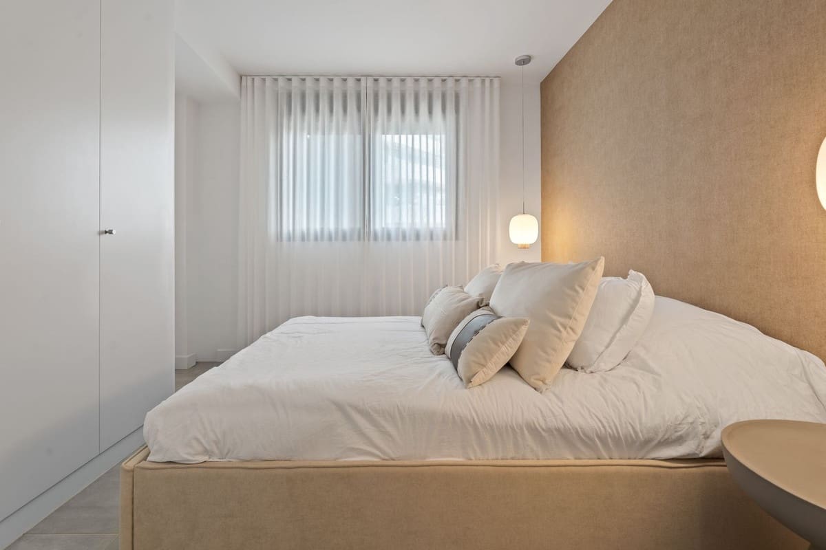 3 sypialnia Penthouse na sprzedaż w Estepona z basenem garażem - 925 000 € (Ref: 9571779)