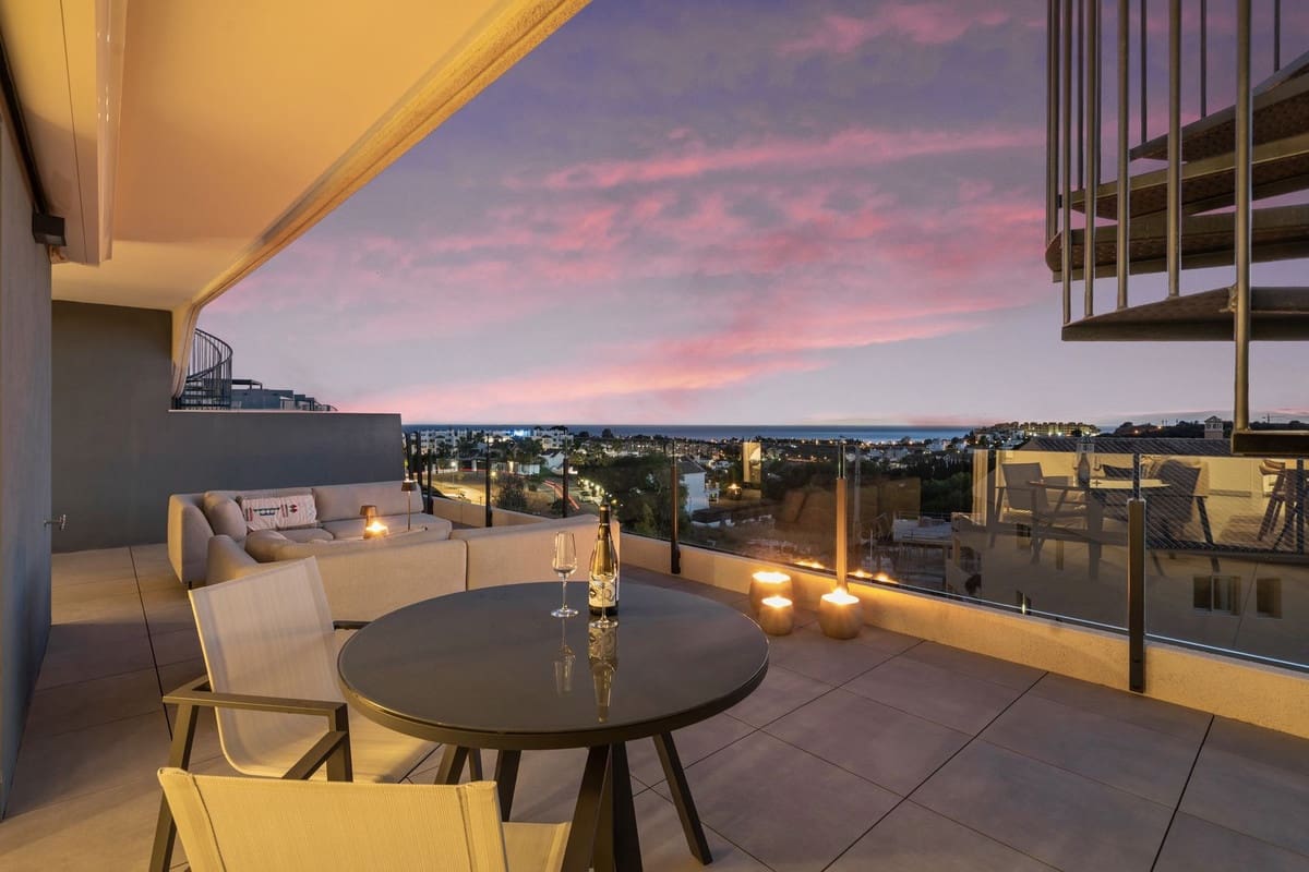 3 sypialnia Penthouse na sprzedaż w Estepona z basenem garażem - 925 000 € (Ref: 9571779)