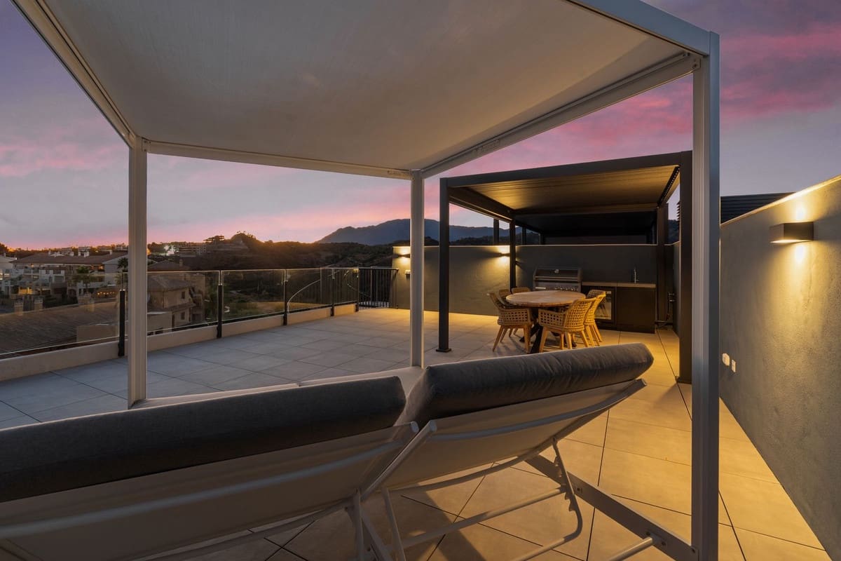 3 sypialnia Penthouse na sprzedaż w Estepona z basenem garażem - 925 000 € (Ref: 9571779)