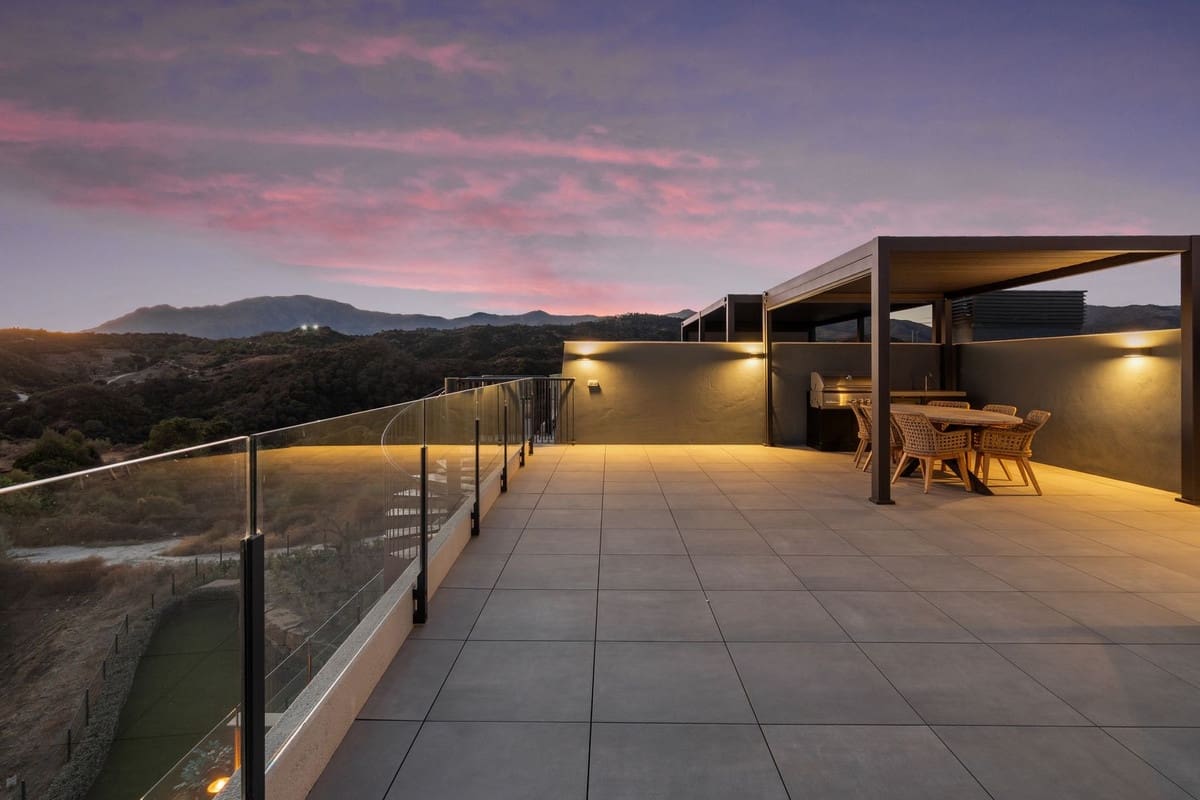 3 sypialnia Penthouse na sprzedaż w Estepona z basenem garażem - 925 000 € (Ref: 9571779)