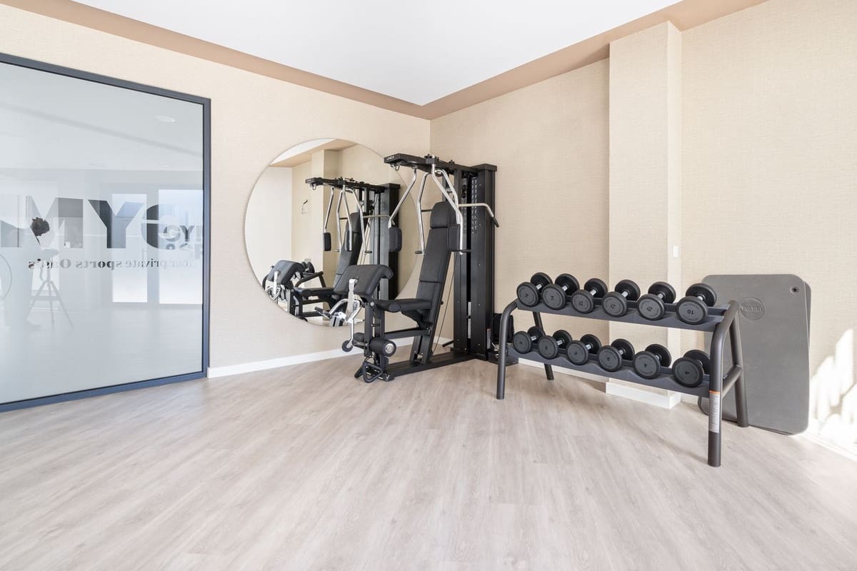 3 sypialnia Penthouse na sprzedaż w Estepona z basenem garażem - 925 000 € (Ref: 9571779)