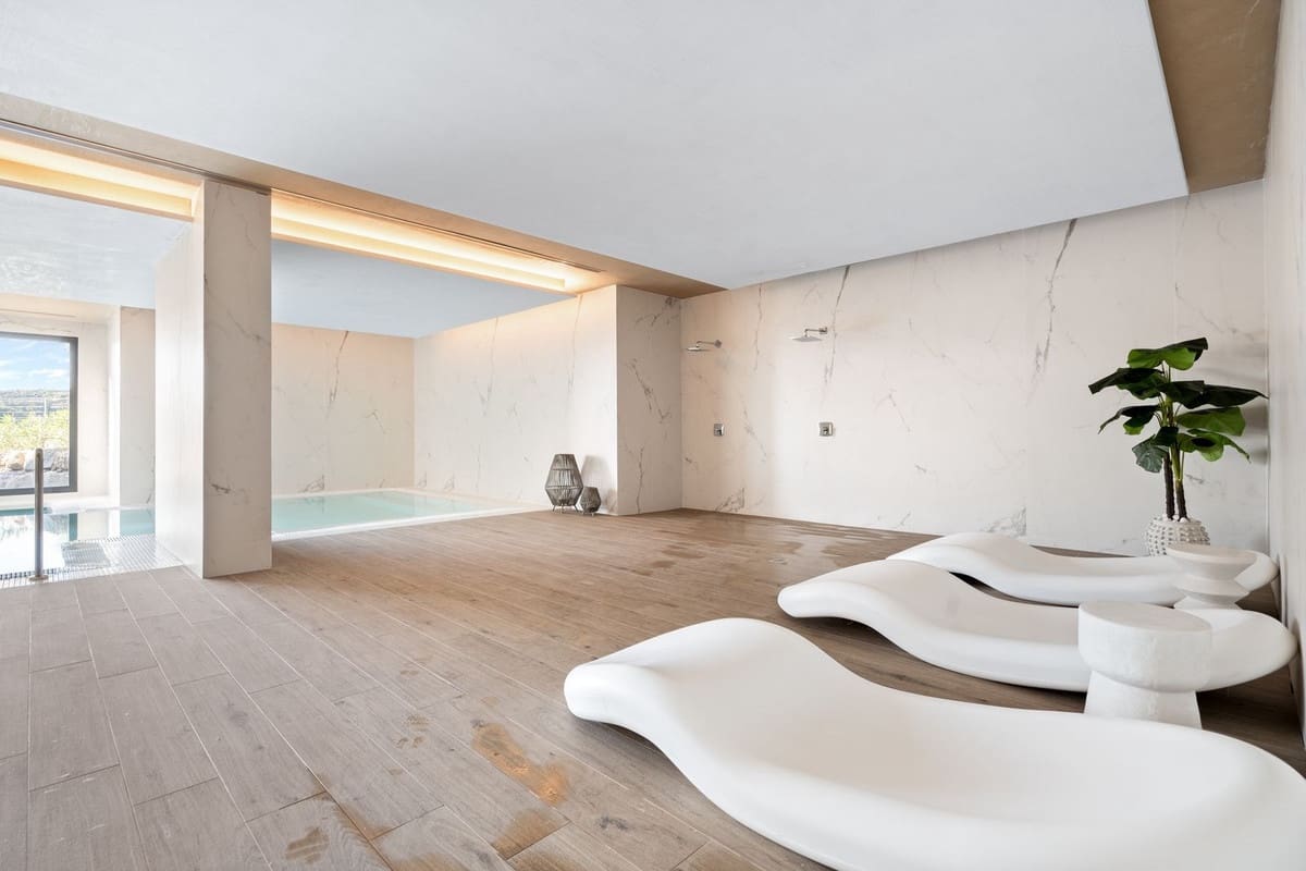 3 sypialnia Penthouse na sprzedaż w Estepona z basenem garażem - 925 000 € (Ref: 9571779)