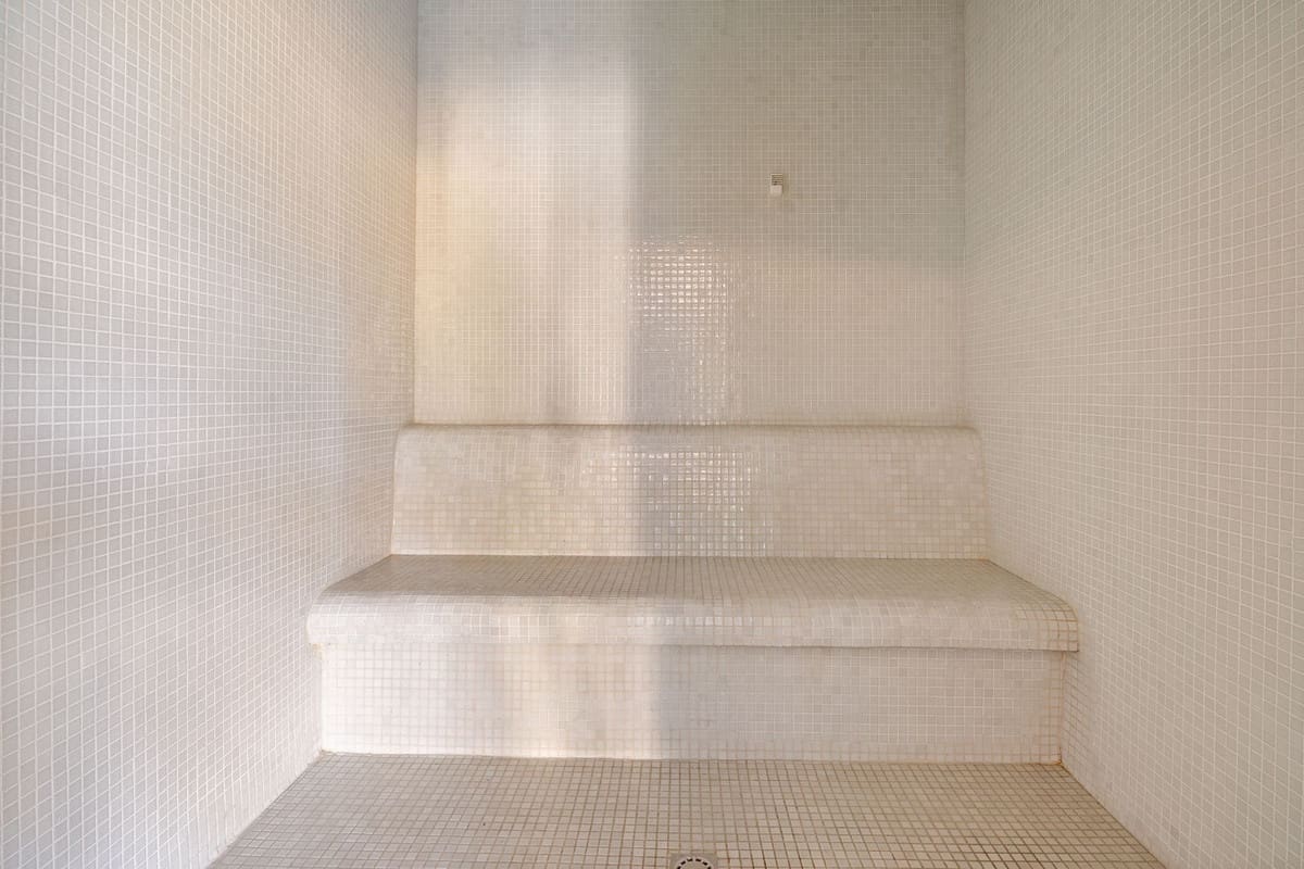 3 sypialnia Penthouse na sprzedaż w Estepona z basenem garażem - 925 000 € (Ref: 9571779)