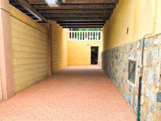 4 bedroom Villa for sale in La Nucia with pool garage - € 565,000 (Ref: 9889770)