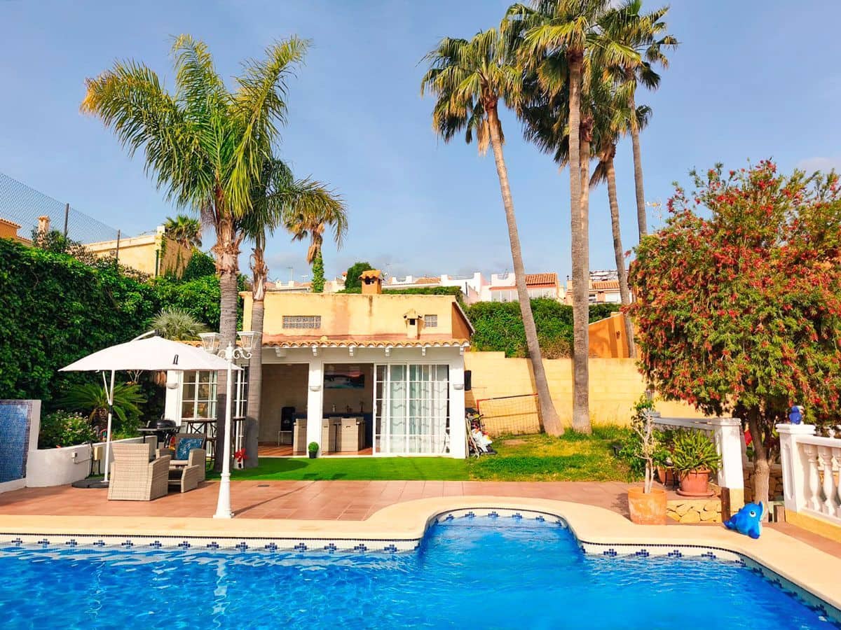 4 Zimmer Villa zu verkaufen in La Nucia mit Pool Garage - 565.000 € (Ref: 9889770)
