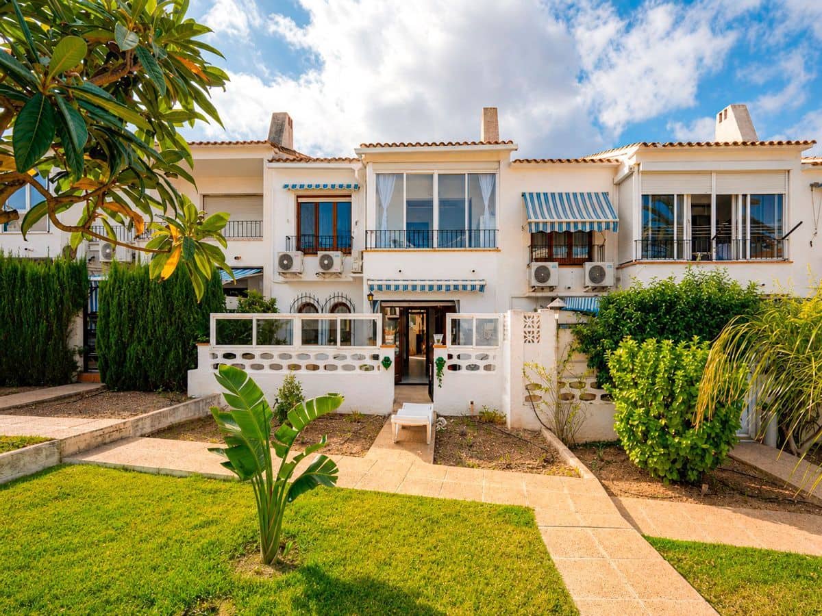 Pareado de 3 habitaciones en Alfaz del Pi / L'Alfàs del Pi en venta con piscina garaje - 425.000 € (Ref: 9959217)