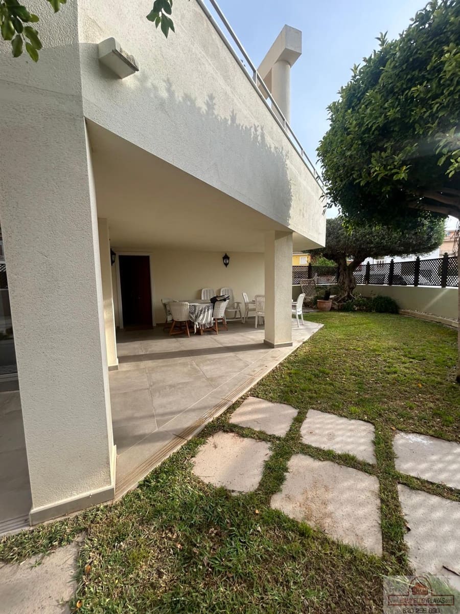 Chalet de 4 habitaciones en Oliva Nova en venta con piscina - 575.000 € (Ref: 9803730)