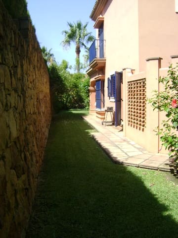 5 soveværelse Semi-Rækkehus til salg i Sotogrande Costa, San Roque med swimmingpool - € 775.000 (Ref: 9559799)