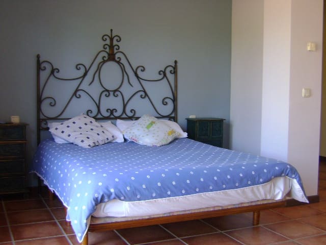 5 soveværelse Semi-Rækkehus til salg i Sotogrande med swimmingpool - € 775.000 (Ref: 9559799)