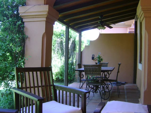 5 soveværelse Semi-Rækkehus til salg i Sotogrande med swimmingpool - € 775.000 (Ref: 9559799)