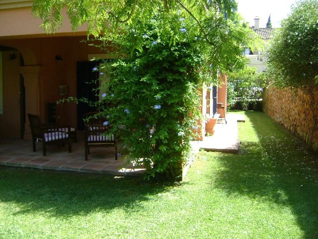 5 soveværelse Semi-Rækkehus til salg i Sotogrande med swimmingpool - € 775.000 (Ref: 9559799)