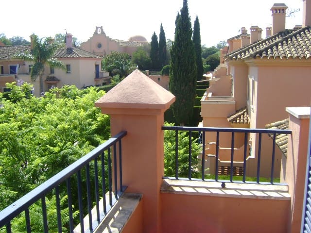 5 soveværelse Semi-Rækkehus til salg i Sotogrande med swimmingpool - € 775.000 (Ref: 9559799)