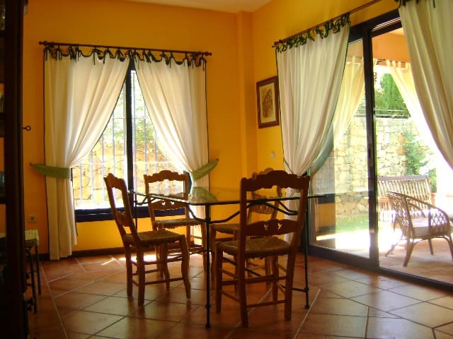 5 soveværelse Semi-Rækkehus til salg i Sotogrande Costa, San Roque med swimmingpool - € 775.000 (Ref: 9559799)