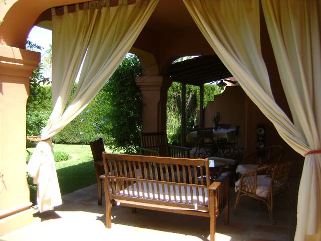 5 soveværelse Semi-Rækkehus til salg i Sotogrande Costa, San Roque med swimmingpool - € 775.000 (Ref: 9559799)