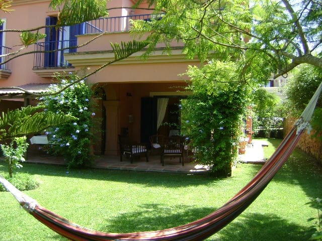 5 soveværelse Semi-Rækkehus til salg i Sotogrande med swimmingpool - € 775.000 (Ref: 9559799)