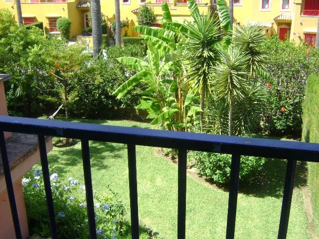 5 soveværelse Semi-Rækkehus til salg i Sotogrande med swimmingpool - € 775.000 (Ref: 9559799)