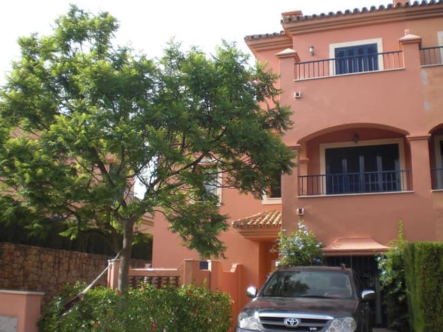 5 soveværelse Semi-Rækkehus til salg i Sotogrande Costa, San Roque med swimmingpool - € 775.000 (Ref: 9559799)