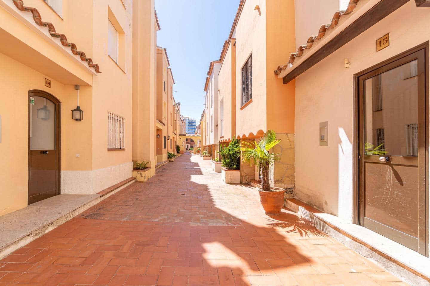 1 bedroom Flat for sale in Empuriabrava with pool - € 155,000 (Ref: 10037684)