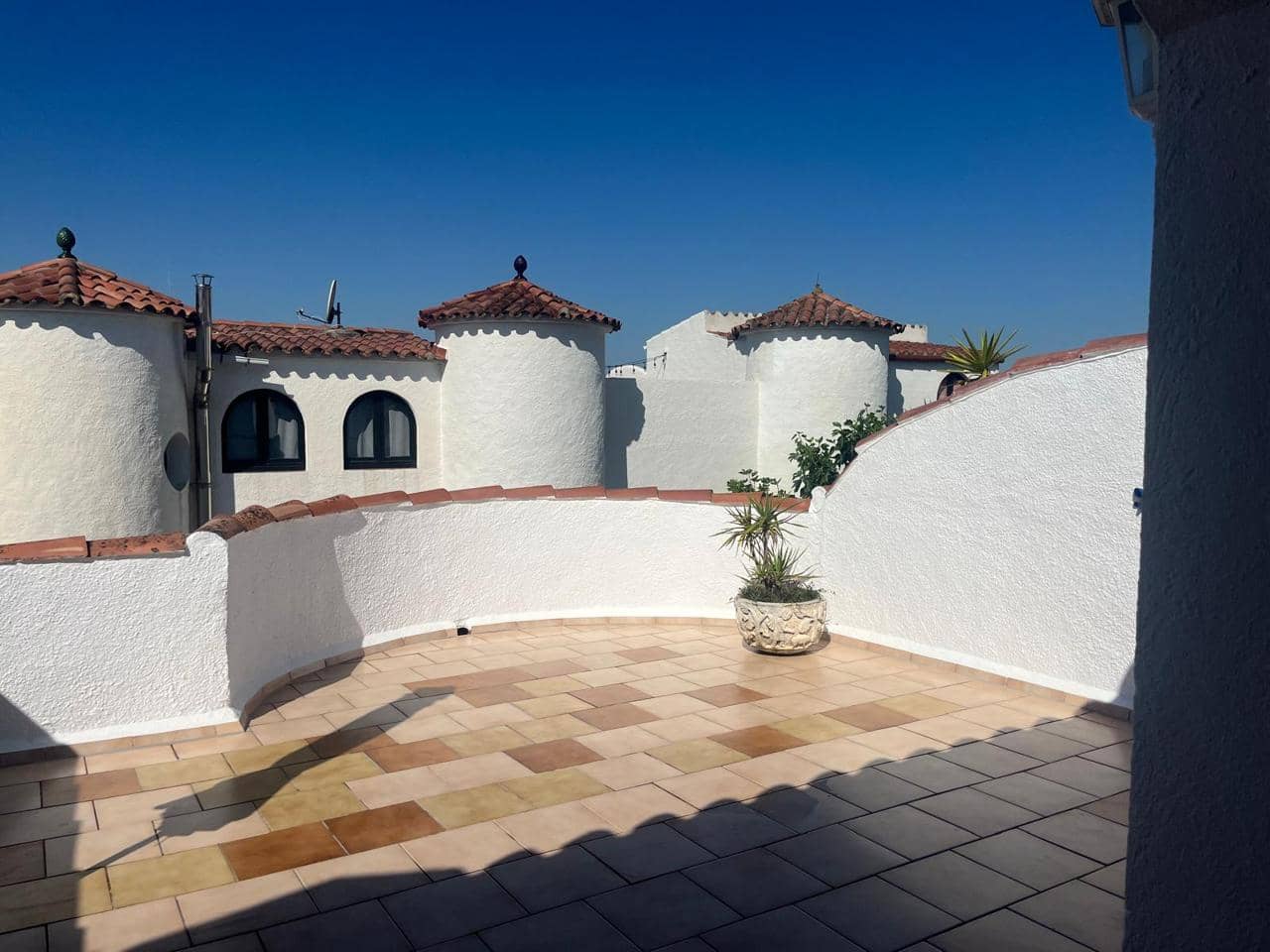 3 makuuhuone Huvila myytävänä paikassa Empuriabrava - 299 000 € (Ref: 10140185)