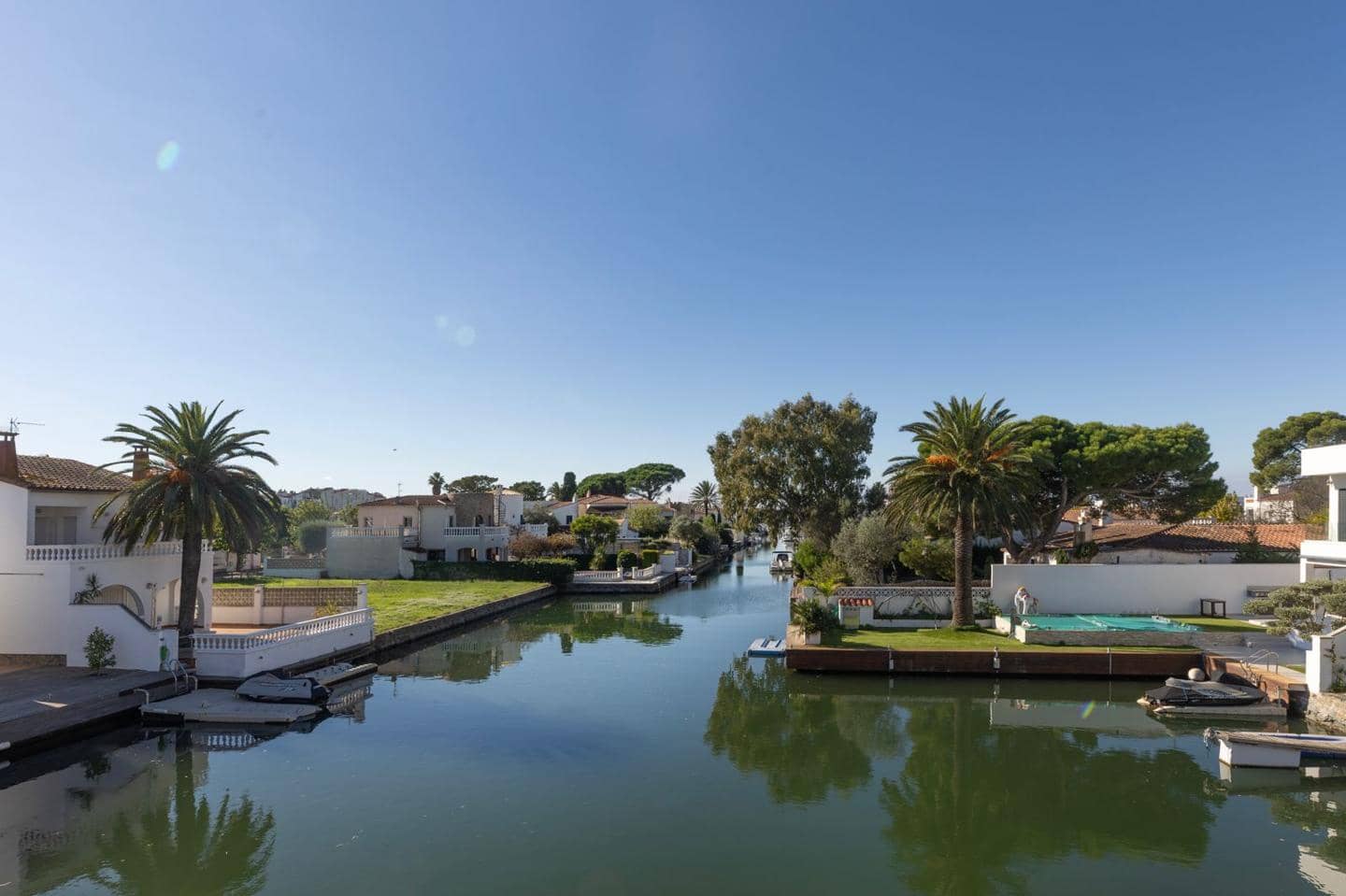 4 sovrum Villa till salu i Empuriabrava med pool garage - 1 199 000 € (Ref: 10187656)