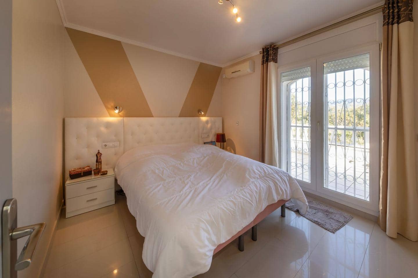 4 sovrum Villa till salu i Empuriabrava med pool garage - 1 199 000 € (Ref: 10187656)
