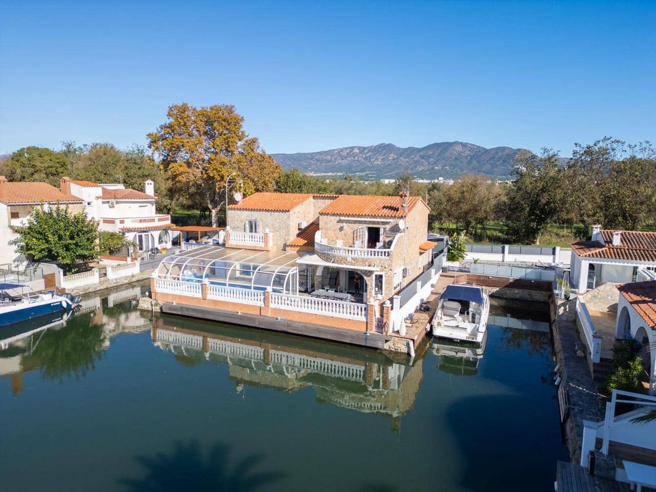 4 sovrum Villa till salu i Empuriabrava med pool garage - 1 199 000 € (Ref: 10187656)
