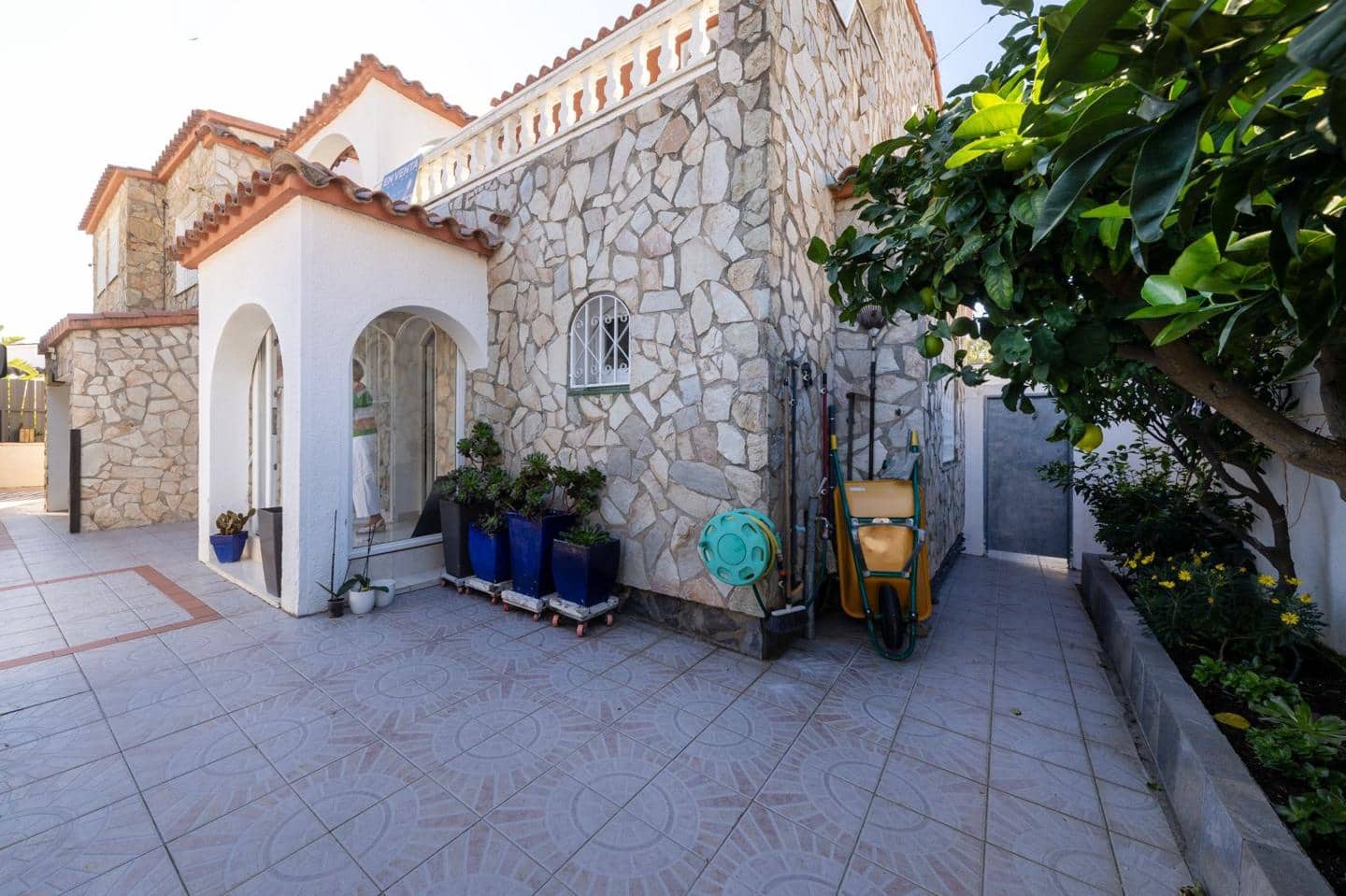 4 sovrum Villa till salu i Empuriabrava med pool garage - 1 199 000 € (Ref: 10187656)