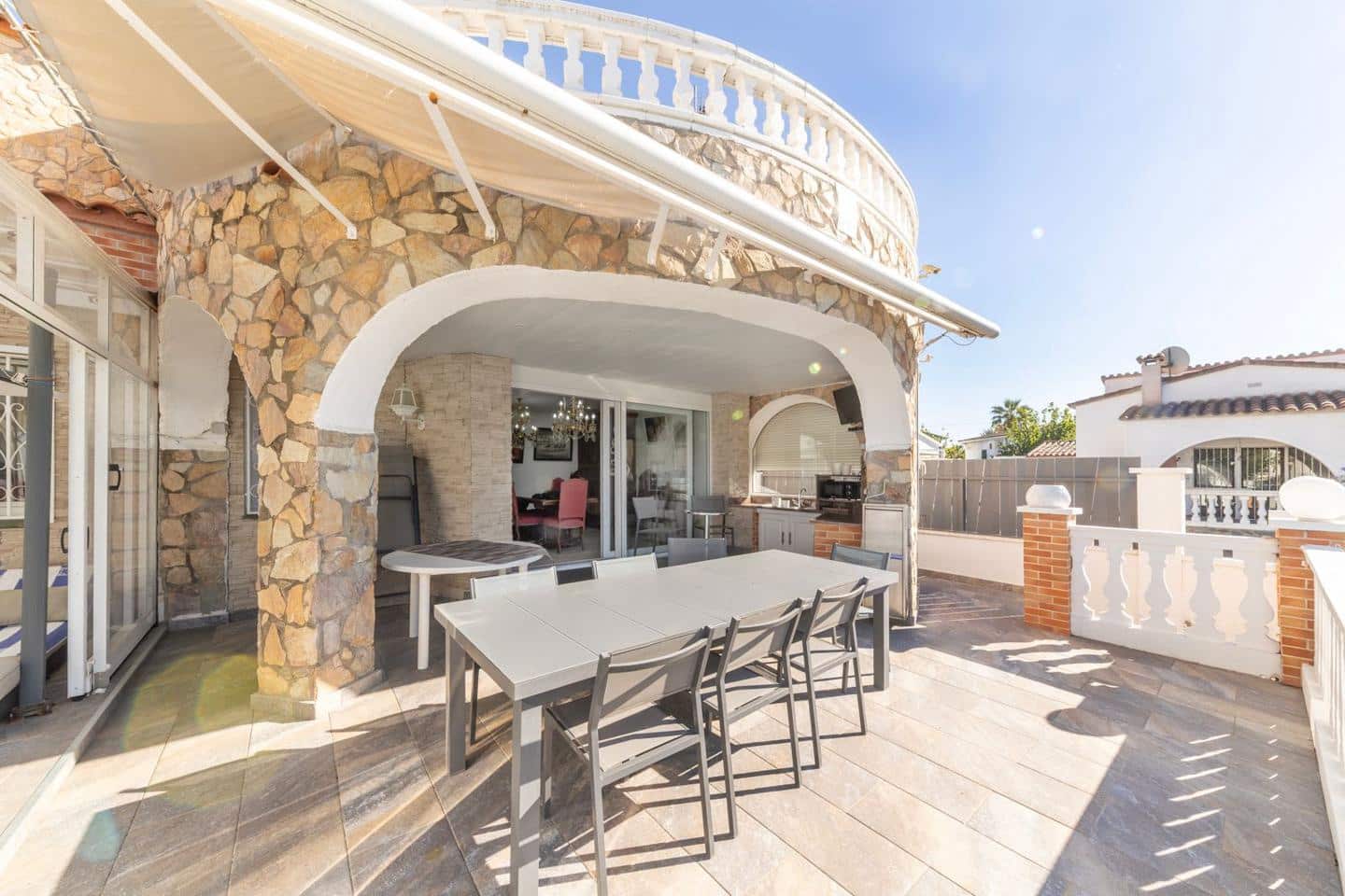 4 sovrum Villa till salu i Empuriabrava med pool garage - 1 199 000 € (Ref: 10187656)