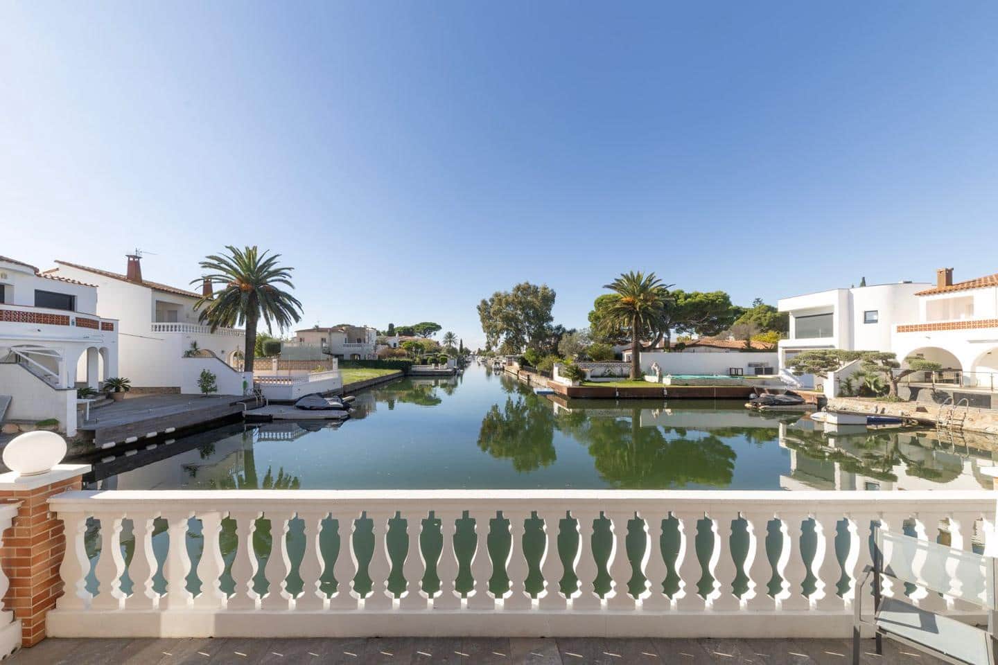4 sovrum Villa till salu i Empuriabrava med pool garage - 1 199 000 € (Ref: 10187656)