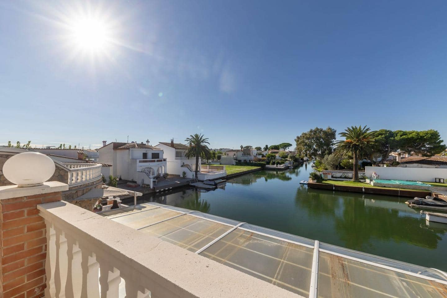 4 sovrum Villa till salu i Empuriabrava med pool garage - 1 199 000 € (Ref: 10187656)