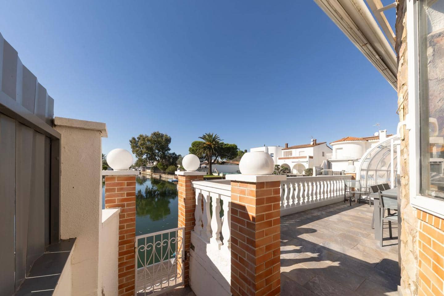 4 sovrum Villa till salu i Empuriabrava med pool garage - 1 199 000 € (Ref: 10187656)