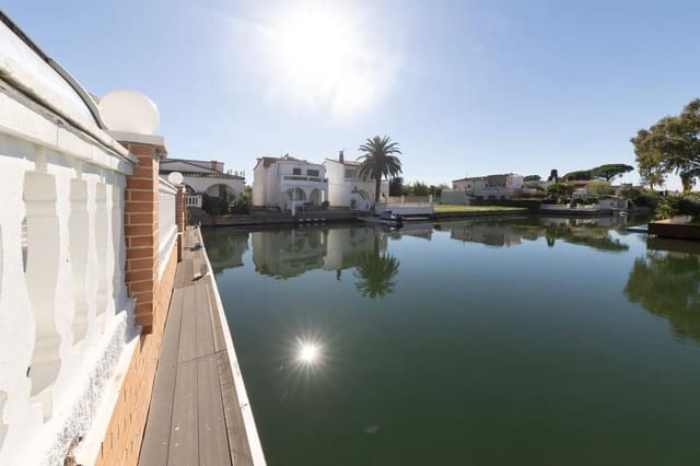 4 slaapkamer Villa te koop in Empuriabrava, Castelló d'Empúries met zwembad garage - € 1.199.000 (Ref: 10187656)