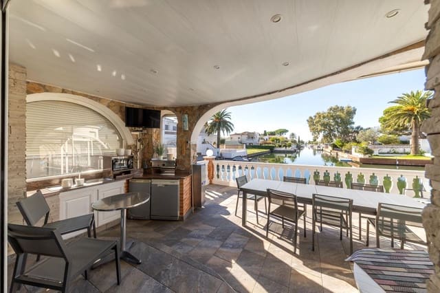 4 slaapkamer Villa te koop in Empuriabrava, Castelló d'Empúries met zwembad garage - € 1.199.000 (Ref: 10187656)