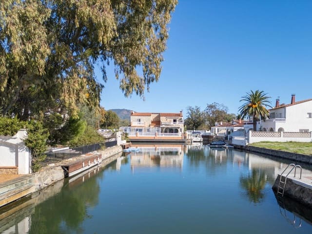 4 slaapkamer Villa te koop in Empuriabrava, Castelló d'Empúries met zwembad garage - € 1.199.000 (Ref: 10187656)