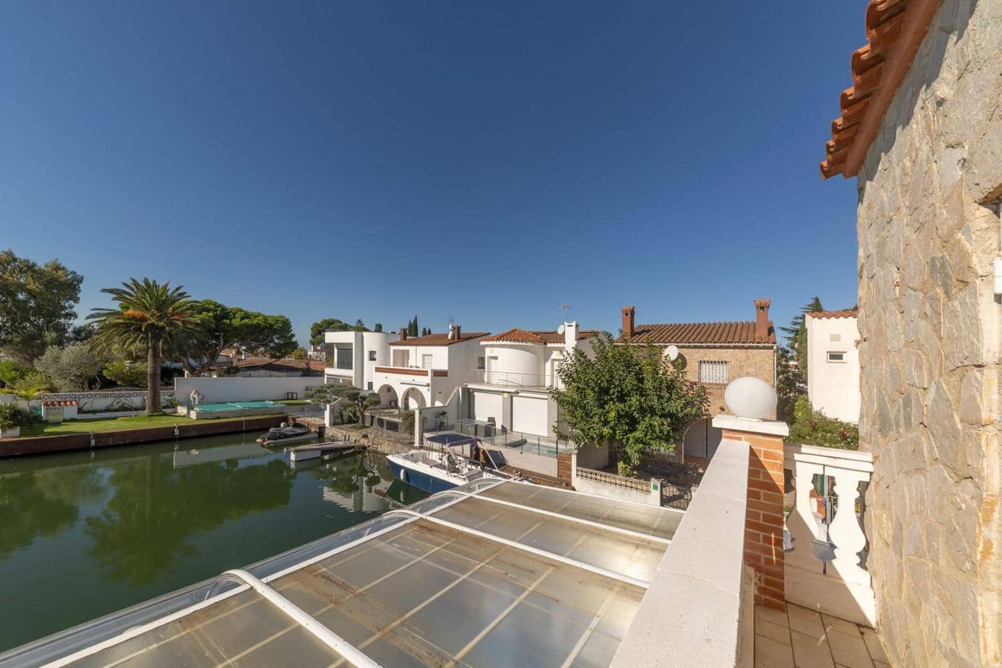 4 sovrum Villa till salu i Empuriabrava med pool garage - 1 199 000 € (Ref: 10187656)