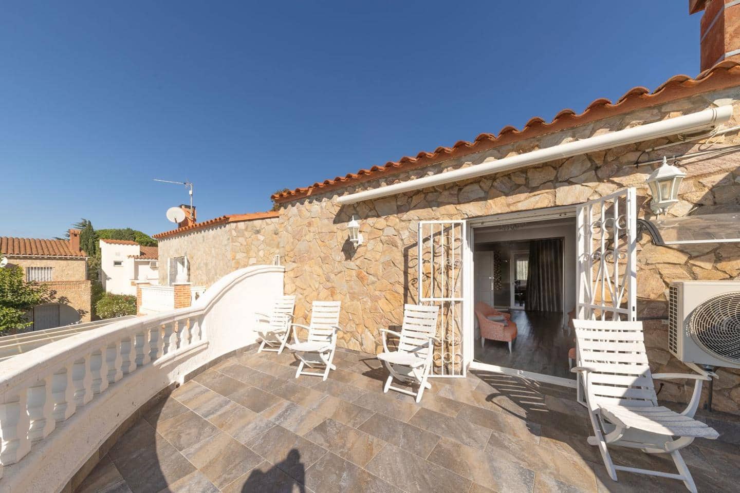 4 sovrum Villa till salu i Empuriabrava med pool garage - 1 199 000 € (Ref: 10187656)