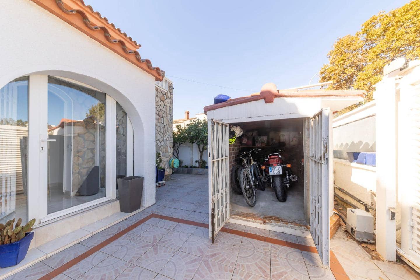4 sovrum Villa till salu i Empuriabrava med pool garage - 1 199 000 € (Ref: 10187656)