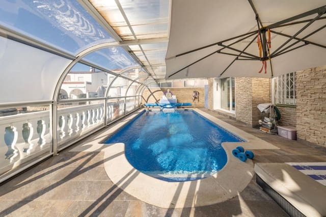 4 slaapkamer Villa te koop in Empuriabrava, Castelló d'Empúries met zwembad garage - € 1.199.000 (Ref: 10187656)