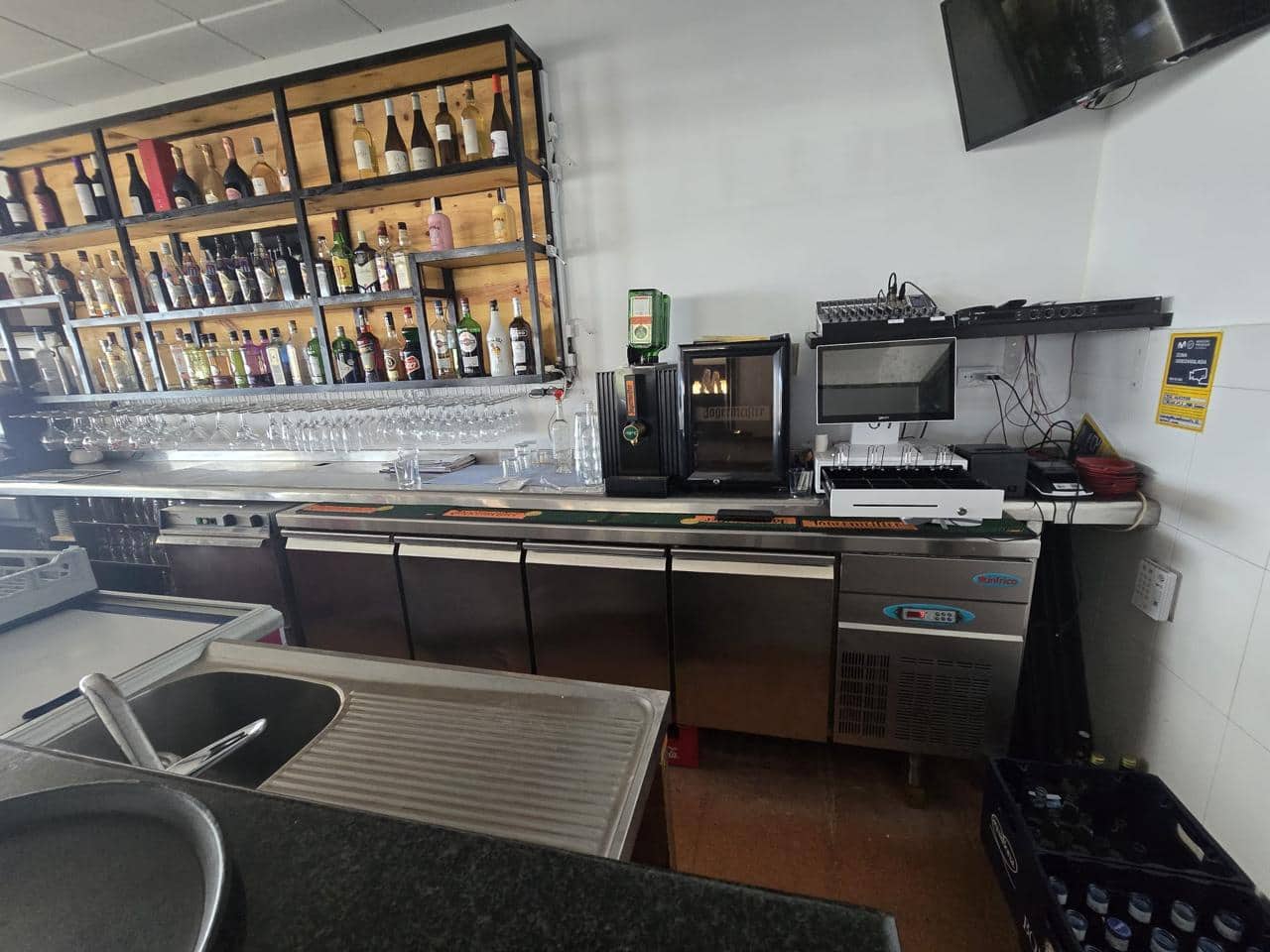 6 bedroom Business for sale in Empuriabrava - € 129,000 (Ref: 9598219)