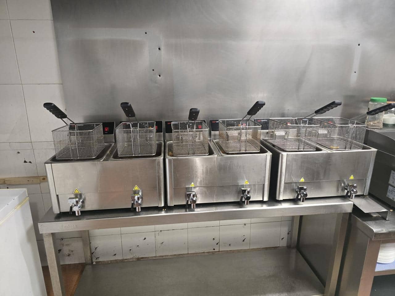 6 bedroom Business for sale in Empuriabrava - € 129,000 (Ref: 9598219)