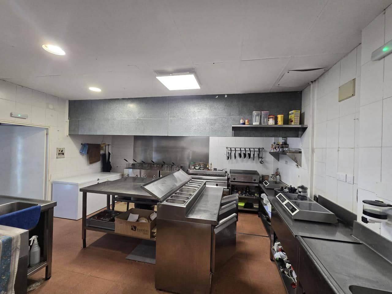 6 bedroom Business for sale in Empuriabrava - € 129,000 (Ref: 9598219)