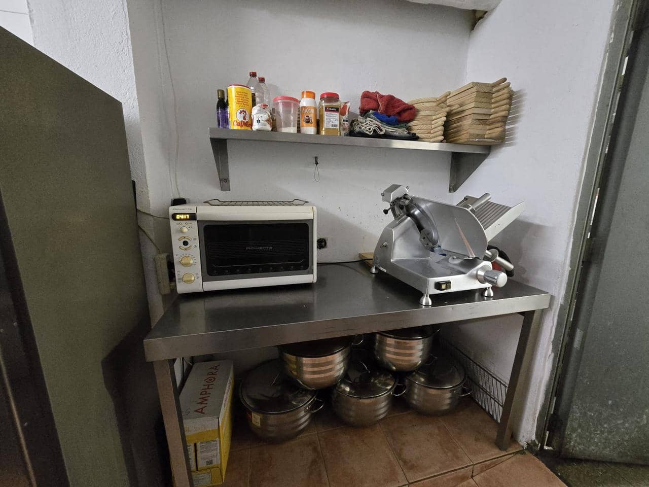 6 bedroom Business for sale in Empuriabrava - € 129,000 (Ref: 9598219)