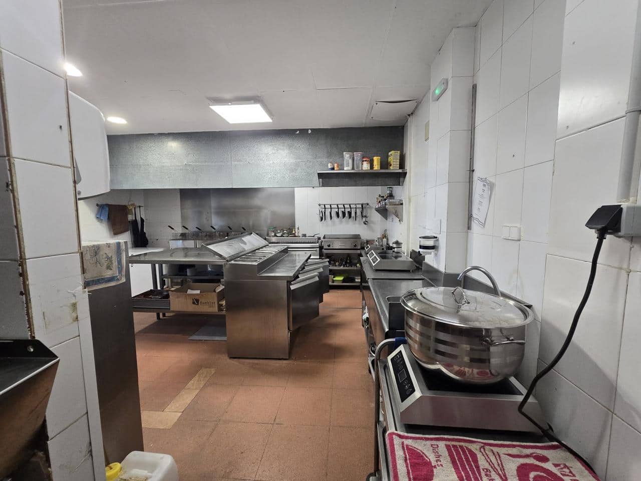 6 bedroom Business for sale in Empuriabrava - € 129,000 (Ref: 9598219)