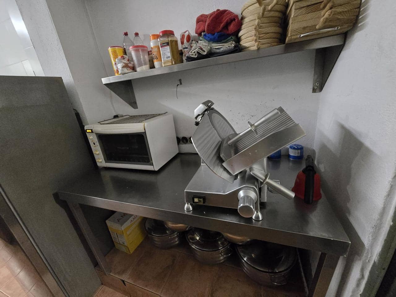 6 bedroom Business for sale in Empuriabrava - € 129,000 (Ref: 9598219)