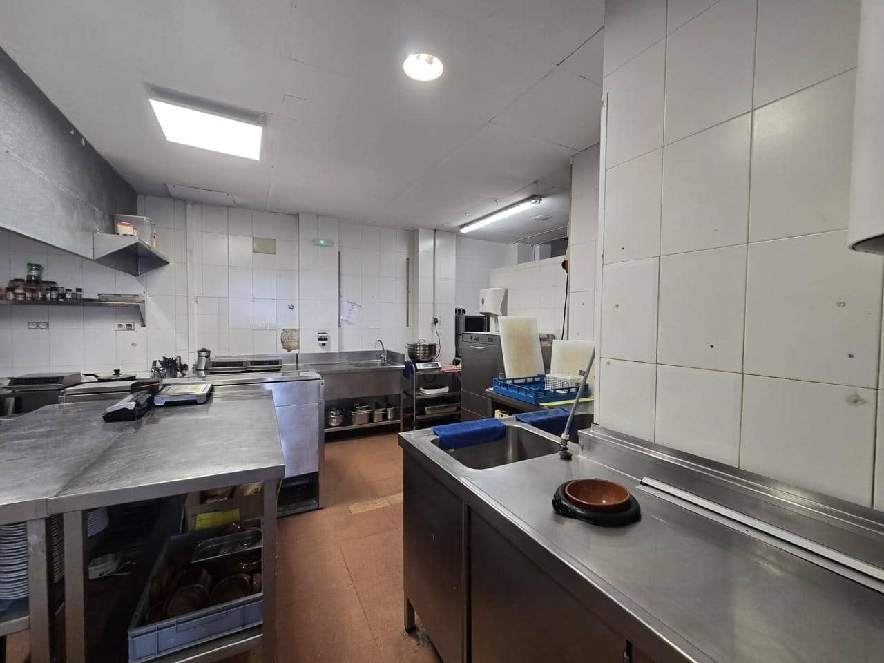 6 bedroom Business for sale in Empuriabrava - € 129,000 (Ref: 9598219)