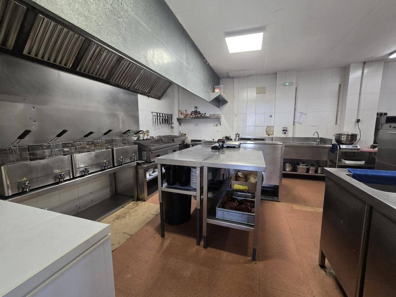 6 bedroom Business for sale in Empuriabrava - € 129,000 (Ref: 9598219)